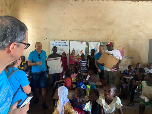 smöoy dona material informático al proyecto solidario  “Un día en África”